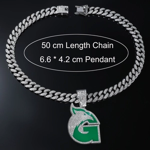 Détail de la chaîne cubaine argentée avec pendentif aigle vert en forme de G