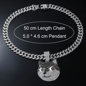Detail der Hip-Hop-Panzerkette und Diamant-Hund-Anhänger mit 50 cm Längenangabe