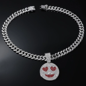 Collier smiley avec yeux en cœur rouge et chaîne cubaine sertie de zircons brillants
