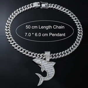 Détails du pendentif requin glacé et de la chaîne cubaine de 50cm sertie de strass