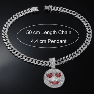 Détail du pendentif smiley hip hop aux yeux en cœur rouge et chaîne cubaine 50cm