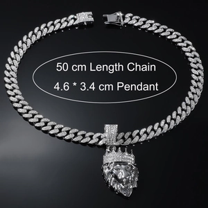 Dettaglio del ciondolo testa di leone con corona e catena cubana da 50cm ghiacciata