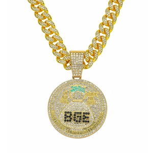 Pendentif BGE hip-hop avec chaîne cubaine glacée en finition dorée scintillante