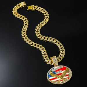 Collana a catena cubana dorata con medaglione aquila e bandiera USA in strass luccicanti