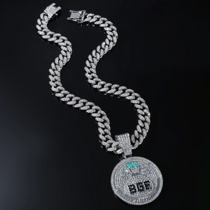 Détail de la chaîne cubaine iced out avec pendentif lettre BGE et couronne verte