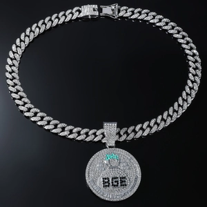 Chaîne cubaine argentée avec pendentif lettre BGE serti de diamants et accents verts