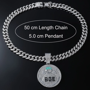 Gros plan d'une chaîne cubaine argentée de 50 cm avec pendentif BGE de 5,0 cm
