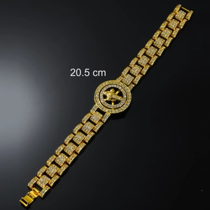 Dettaglio bracciale hip hop dorato con croce girevole e una lunghezza totale di 20,5 cm