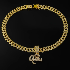 Gros plan du pendentif couronne Queen doré serti de strass sur une chaîne cubaine