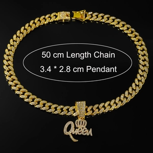 Détail du pendentif couronne Queen doré avec dimensions et chaîne cubaine de 50cm
