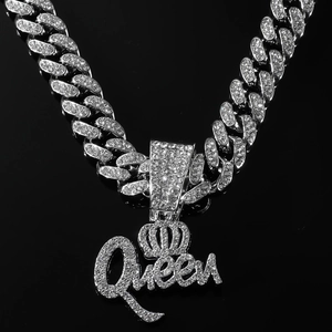 Détail macro du pendentif Queen avec couronne sur chaîne à maillons cubains