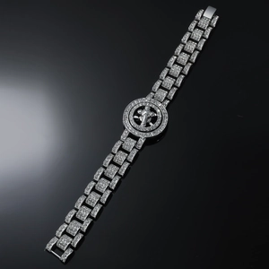 Bracciale hip hop argento con diamanti e medaglione a croce rotante su sfondo scuro