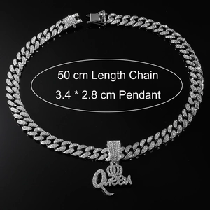 Détail du pendentif Queen argenté avec couronne et dimensions sur une surface réfléchissante