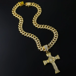 Chaîne cubaine dorée avec grand pendentif en croix glacée pour un style hip-hop