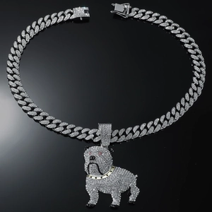 Dettaglio del ciondolo bulldog con zirconi micro-incastonati e catena a maglia cubana