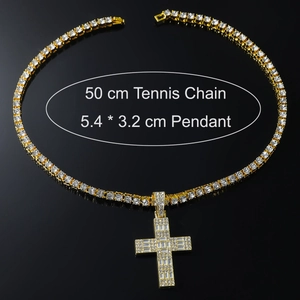 Dettaglio della catena tennis hip hop con ciondolo a croce ghiacciato dorato
