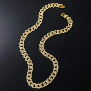 Collier chaîne cubaine dorée avec pavé de diamants étincelants sur fond noir poli