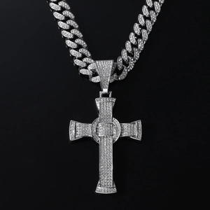 Détails du pendentif croix argenté avec des pierres de zircone cubique étincelantes