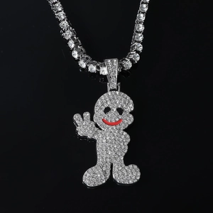 Dettaglio del ciondolo cartoon con diamanti su catena tennis 5mm in stile hip hop