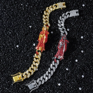 Gros plan sur des bracelets gourmette hip hop avec crânes en diamants rouges sur pierres noires