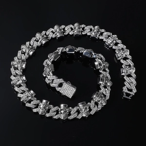 Détail du collier chaîne cubaine argentée avec crânes sertis et strass brillants