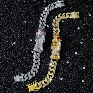 Bracelet cubain glacé or et argent avec pendentif figurine à capuche style hip-hop