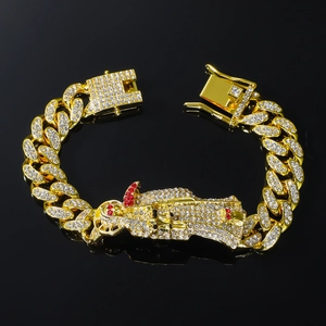 Détail macro du bracelet gourmette hip-hop plaqué or serti de strass rouges et blancs