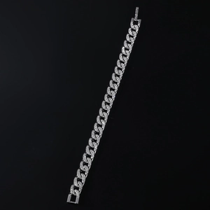 Dettaglio del bracciale a catena cubana argento con zirconi bianchi su fondo nero