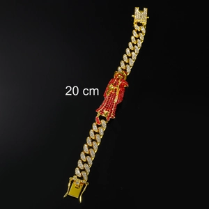 Détail du bracelet gourmette doré de 20 cm avec pendentif faucheuse serti de rouge