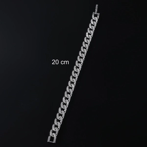 Dettaglio del bracciale Cuban link 20 cm in argento stile hip hop con cristalli