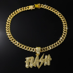 Vue détaillée du collier chaîne cubaine dorée avec pendentif lettre FLASH étincelant