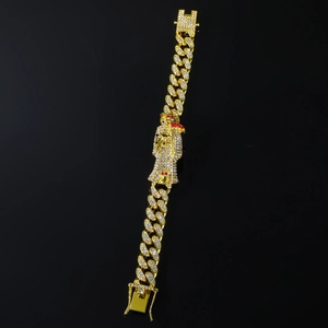 Gros plan détaillé du bracelet cubain doré hip-hop avec pendentif faucheuse et zircons