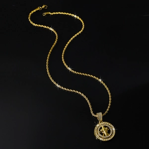 Collier hip hop doré avec pendentif croix serti de cristaux sur fond miroir noir chic