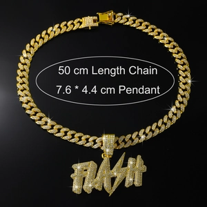 Détail du pendentif lettre FLASH serti de cristaux sur une chaîne cubaine dorée