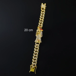 Détail du bracelet gourmette plaqué or de 20cm avec zircons et pendentif religieux