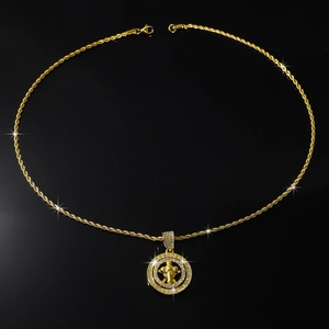 Vue détaillée d'une chaîne hip hop dorée et d'un pendentif rond serti de strass
