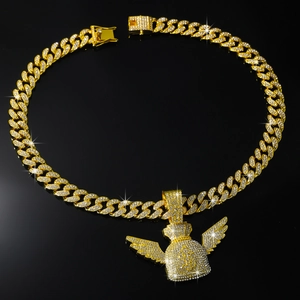 Détail d'un pendentif sac d'argent doré avec ailes d'ange sur une chaîne cubaine