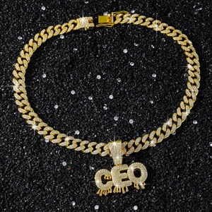 Detailansicht der goldenen CEO-Halskette mit Zirkonia-Steinen und Drip-Effekt-Anhänger