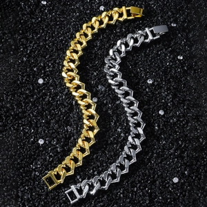Bracciali a catena cubana a forma di cuore oro e argento su sfondo nero scuro