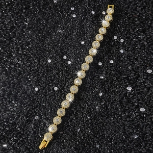 Détail d'un bracelet tennis or de 10 mm avec oxydes de zirconium et fermoir