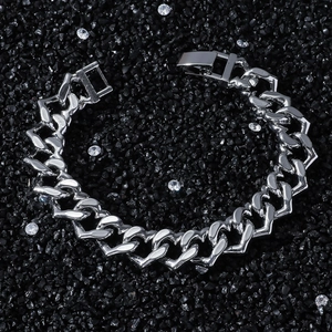 Bracciale a catena a maglie grosse color argento con dettaglio cuore su fondo scuro