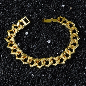 Bracciale a catena con maglie a cuore in oro lucido da uomo con chiusura a scatto