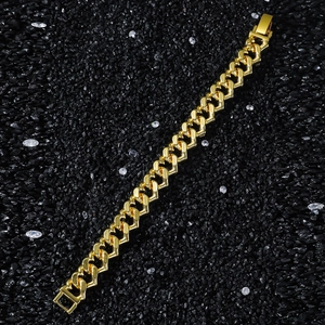 Dettaglio macro della catena a maglie a cuore in oro lucido con chiusura a scatto da uomo
