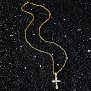 Collier pendentif croix classique hip hop avec zircons et chaîne corde dorée