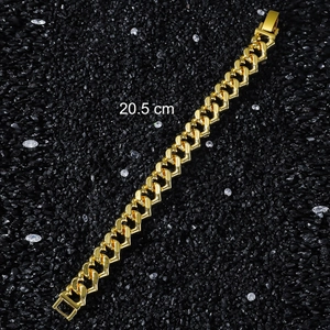 Dettaglio del bracciale a catena con maglie a cuore dorate che mostra la lunghezza di 20,5 cm