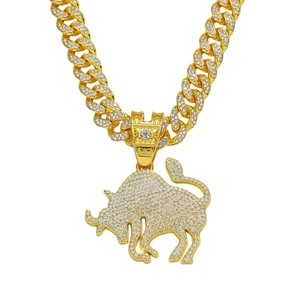 Collier pendentif taureau en or style hip hop avec chaîne cubaine sertie de pierres