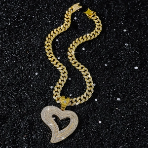 Pendentif cœur hip hop avec zircons étincelants sur une chaîne cubaine dorée élégante