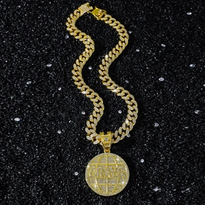Collier hip-hop doré avec pendentif circulaire, chaîne cubaine glacée et design ERAYS