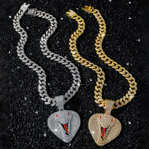 Iced Out Cobra Herz Anhänger Halskette mit goldener und silberner Panzerkette Schmuck