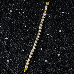 Détail macro du bracelet à maillons cœur 8mm plaqué or serti de zircons et fermoir pliant